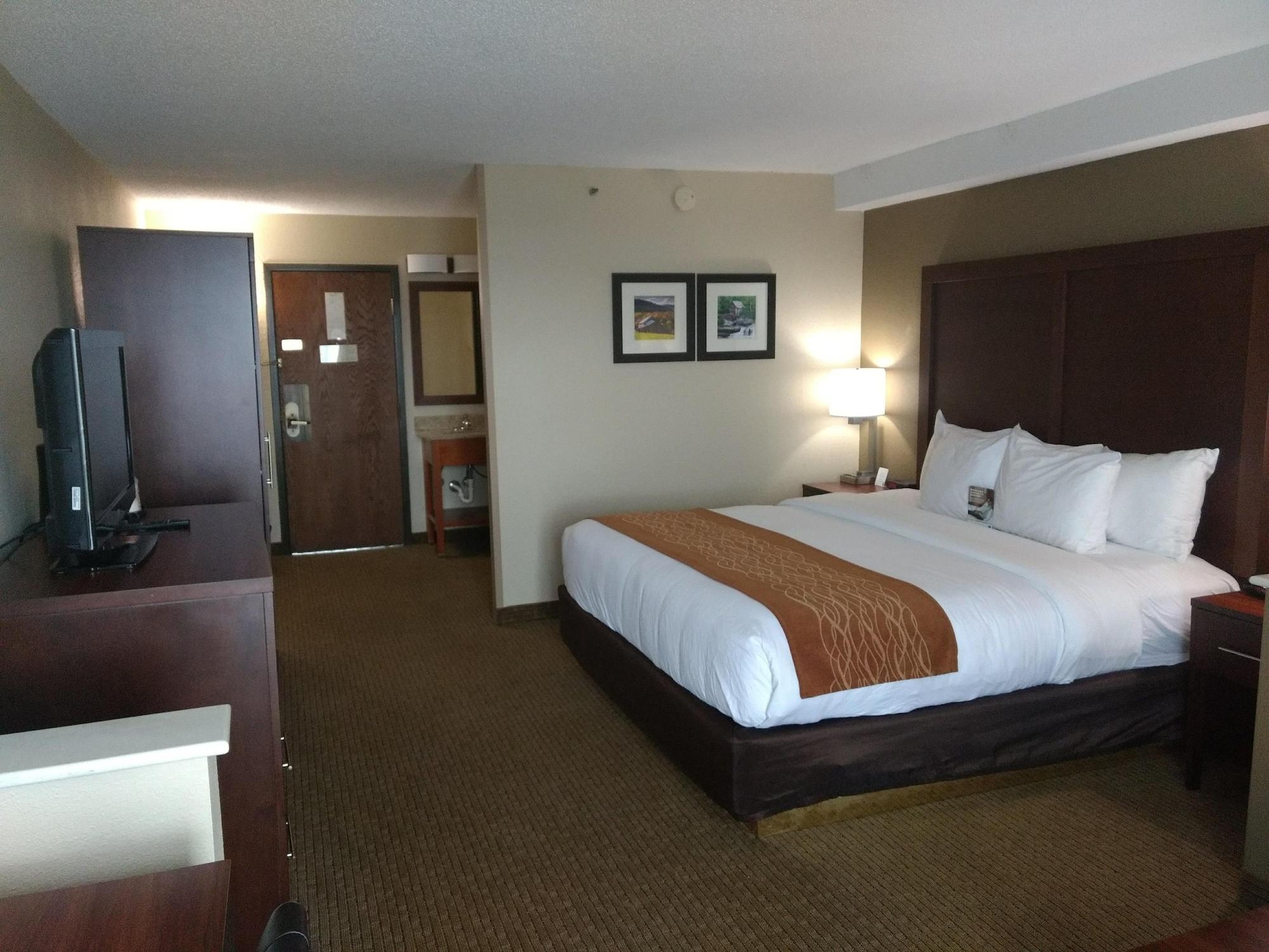 Comfort Inn & Suites Near Danville Mall Екстериор снимка